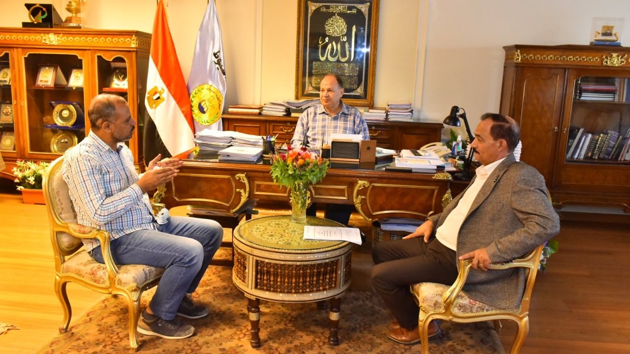 محافظ أسيوط يلتقي رئيس شركة مياه الشرب والصرف الصحي 