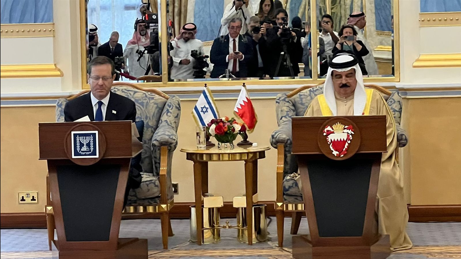 رئيس إسرائيل والعاهل البحريني