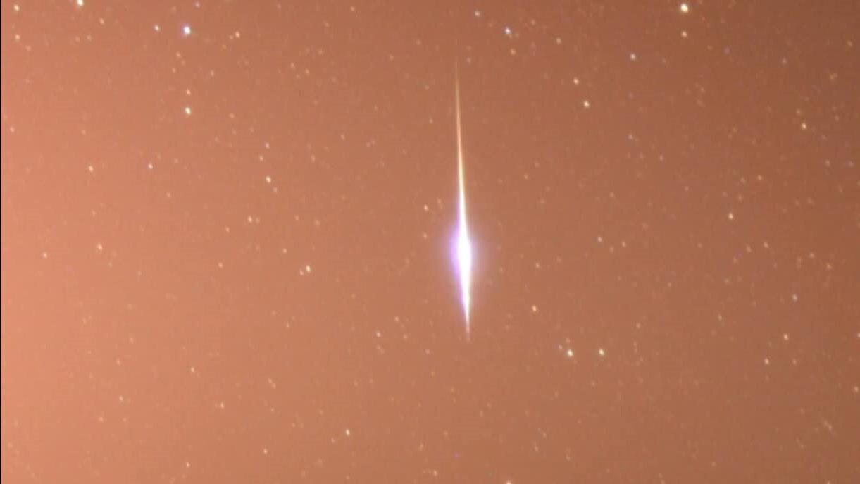 سماء الليل تضئ باللون الأحمر بسبب بركان ماون لوا