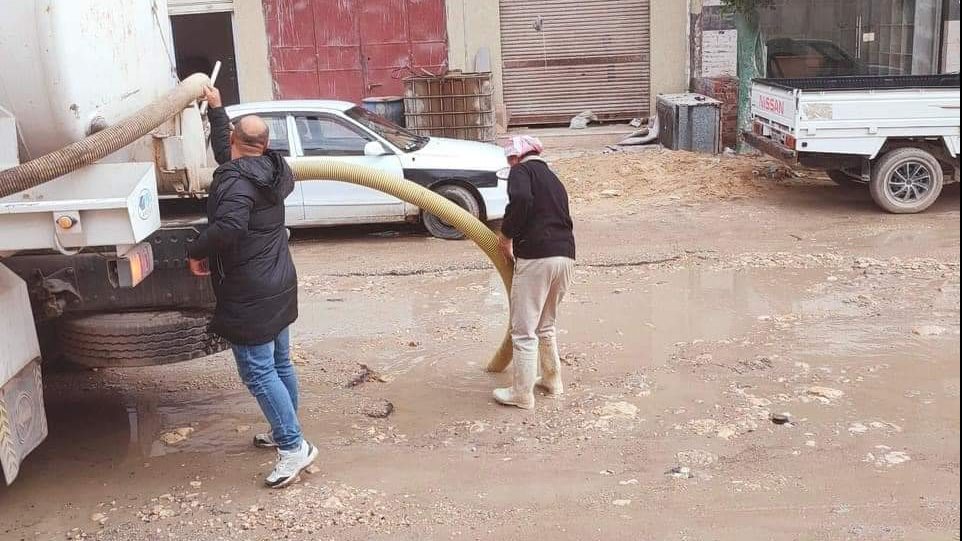 إزالة مياه الأمطار من الشوارع الرئيسية بالعريش