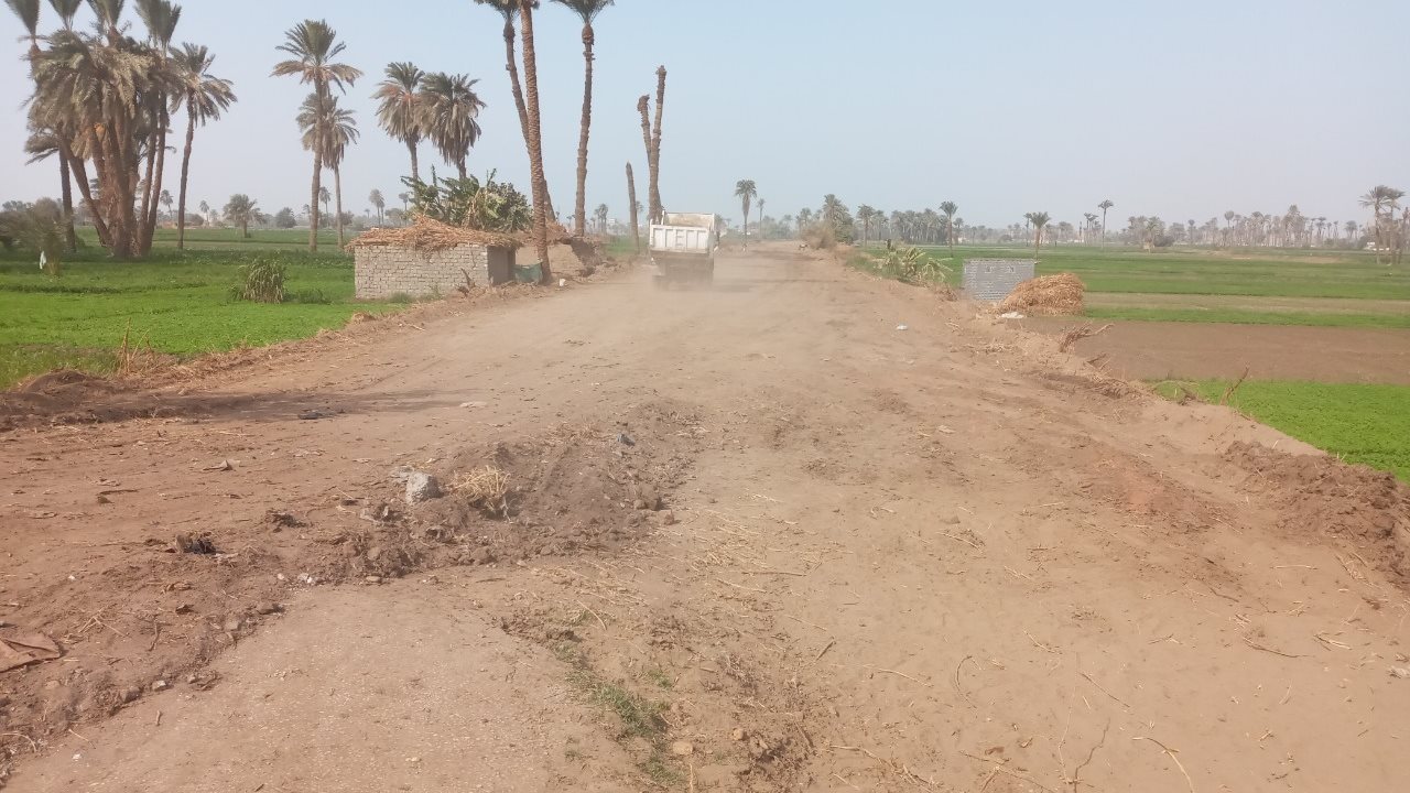 بدء أعمال تمهيد طريق طراد النيل بالقوصية 