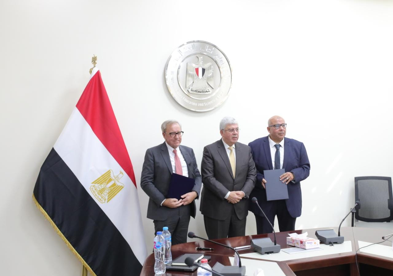وزير التعليم العالي ورئيس جامعة القاهرة الجديدة