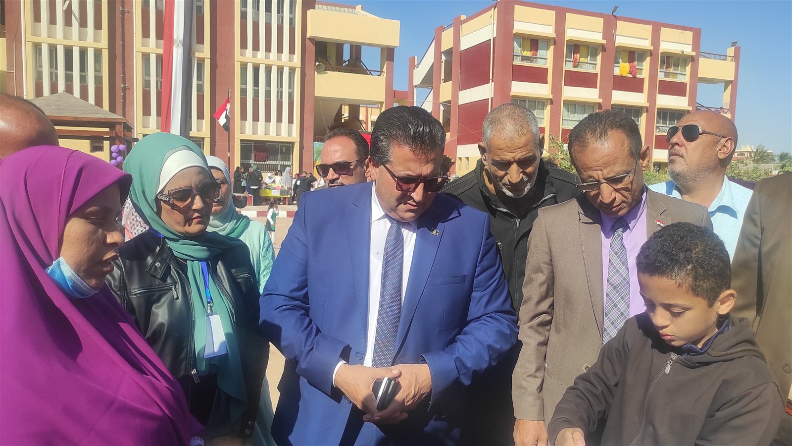 طفل يشرح إعادة التدوير 