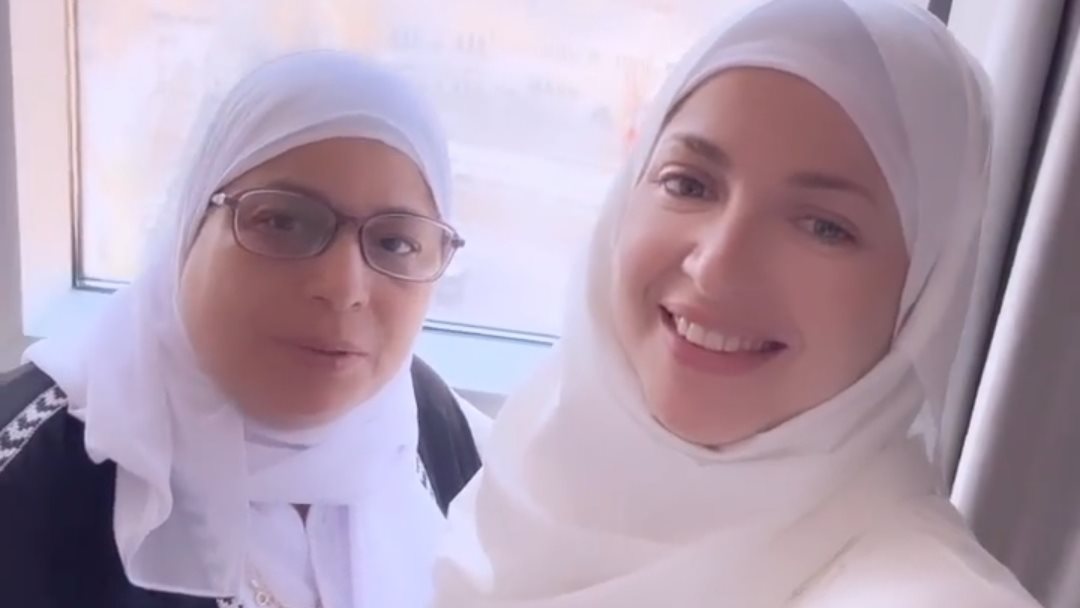 منى فاروق ووالدتها
