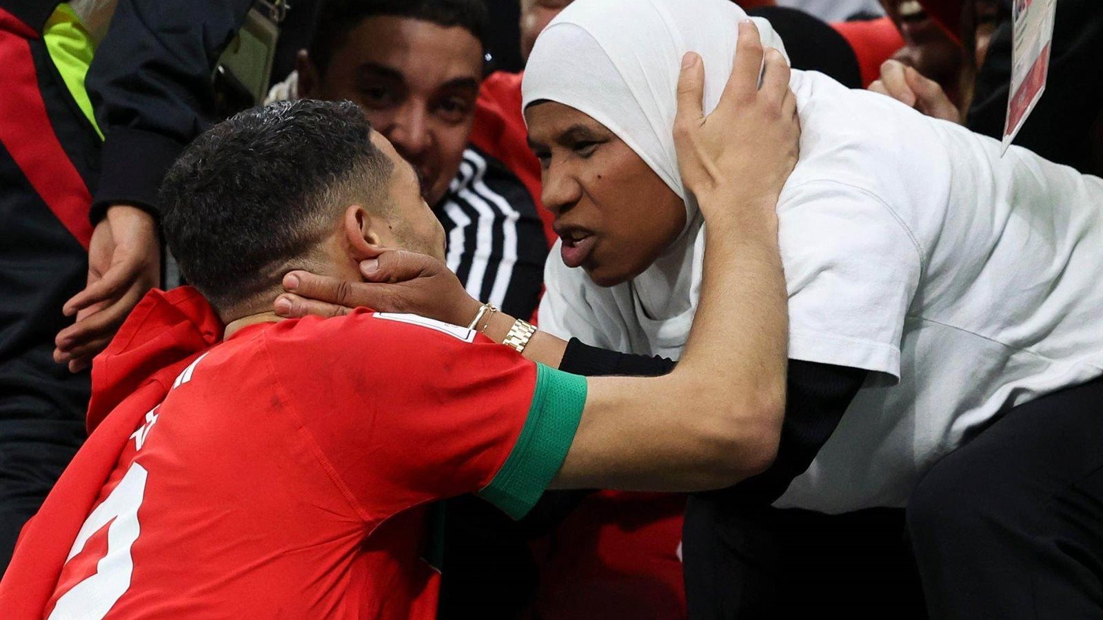 اشرف حكيمي ووالدته