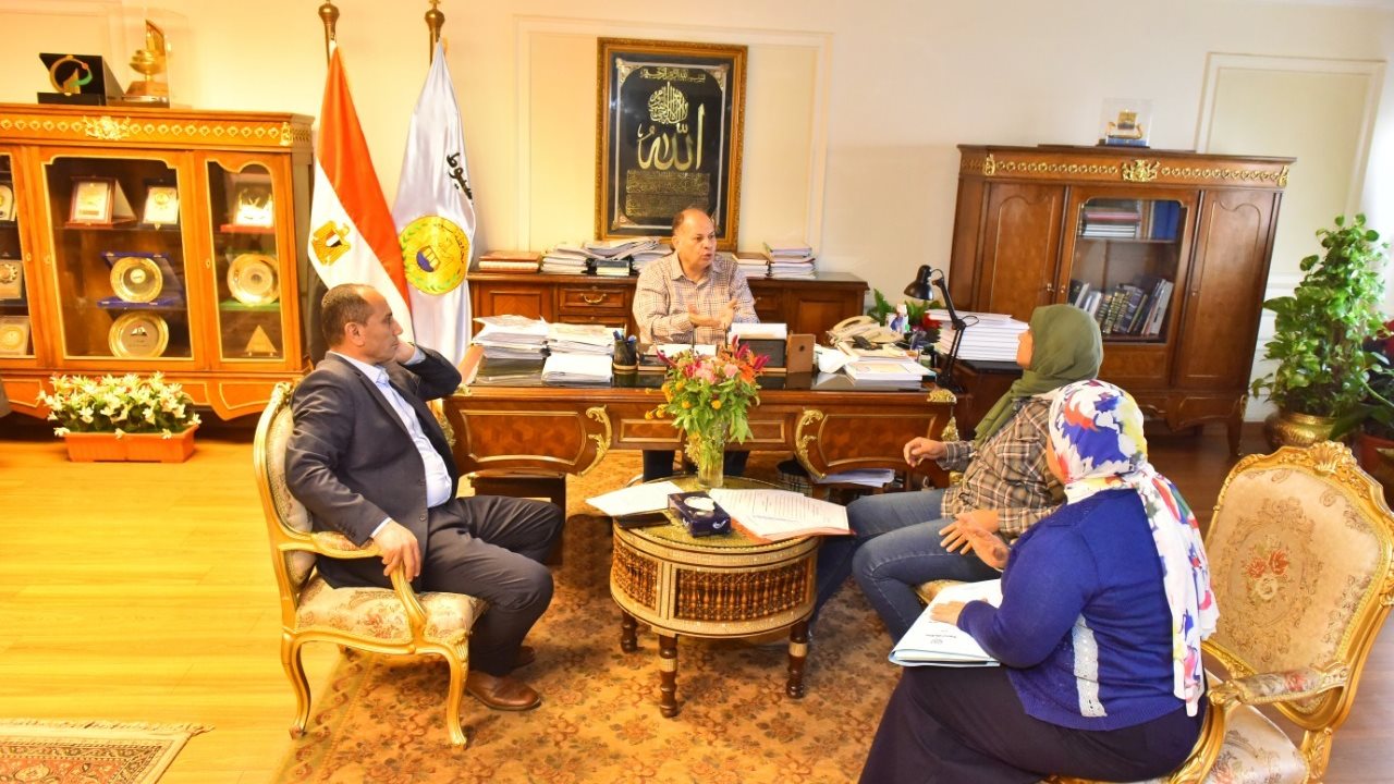 محافظ أسيوط يلتقي مدير وحدة المتغيرات المكانية 