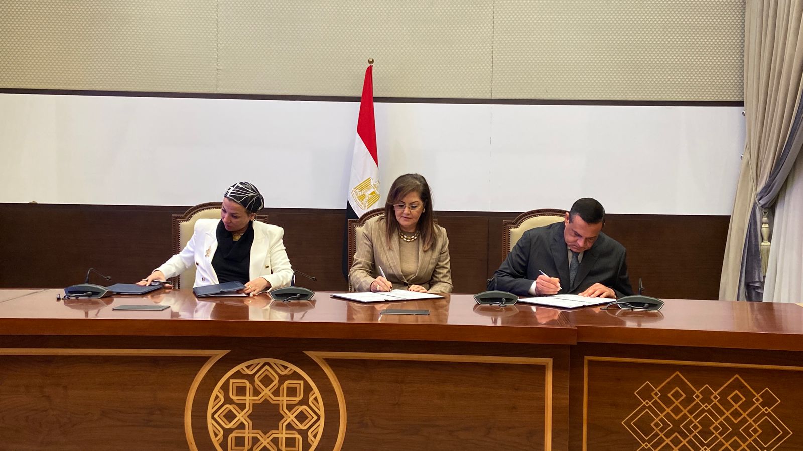 وزيروا التنمية المحلية والبيئة  والتخطيط 