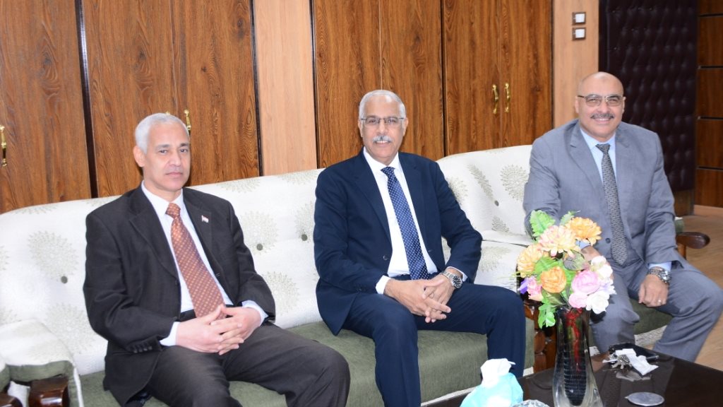 نائب رئيس جامعة أسيوط يستقبل رئيس الاتحاد المصري لكرة القدم 