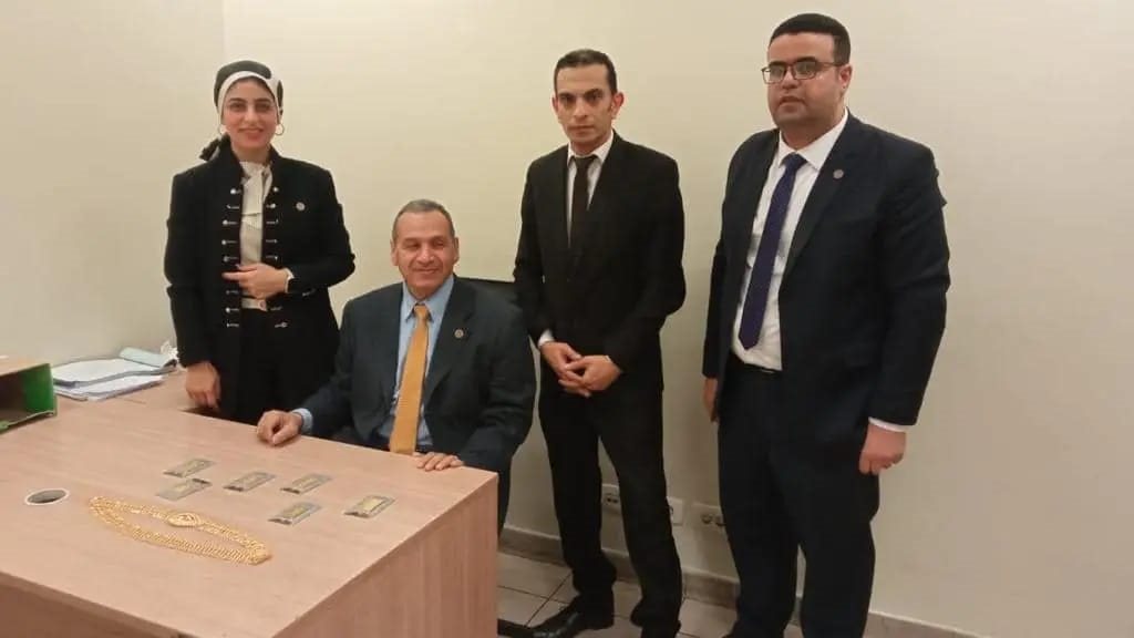 رجال الجمارك في مطار القاهرة