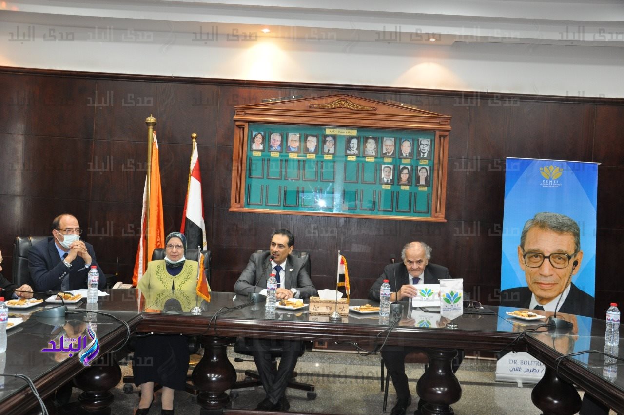 اقتصاد وعلوم سياسة القاهرة تستعد لإطلاق ثلاث كراسي بحثية