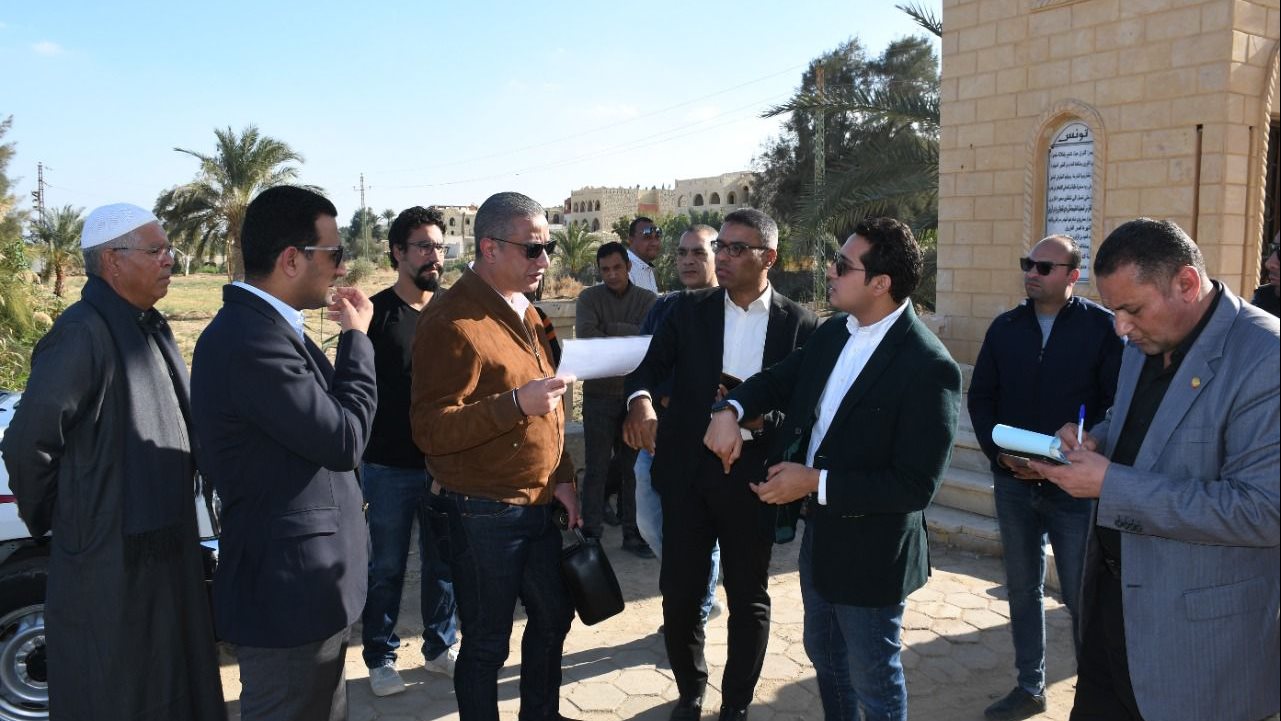 محافظ الفيوم أثناءالجولة