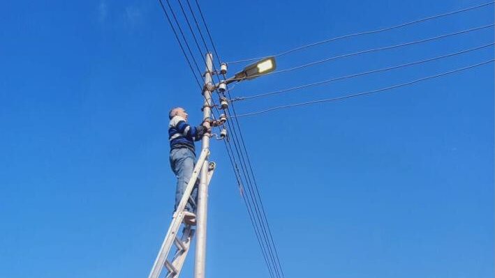 صيانة أعمدة الإنارة في المنوفية 