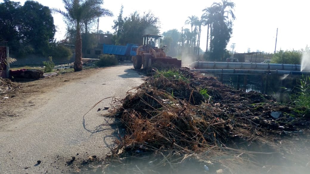 أعمال تطهير مصرف الخياطة بالبداري