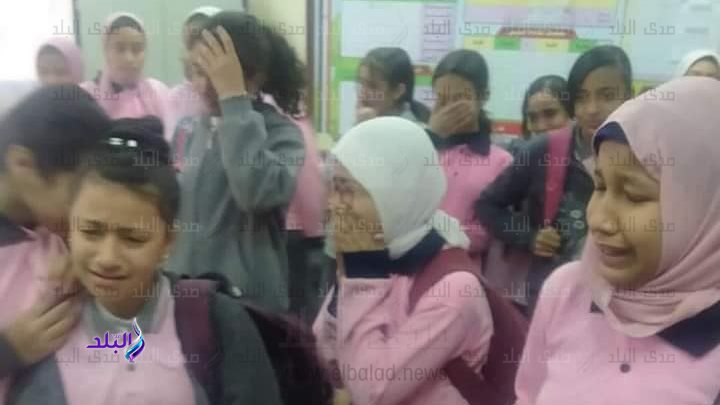 بكاء جماعي من طالبات مدرسة في أسيوط حزنا على نقل المدير 