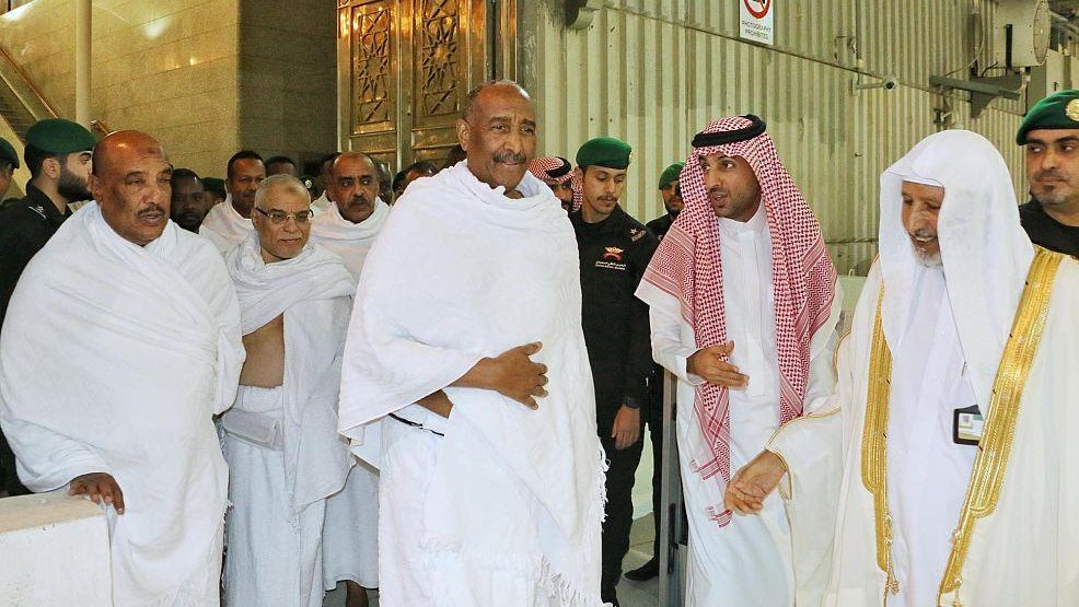 البرهان يؤدي مناسك العمرة 