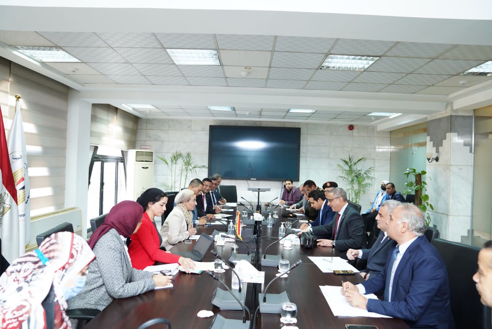 محافظ الفيوم ووزيرة البيئة أثناء اللقاء