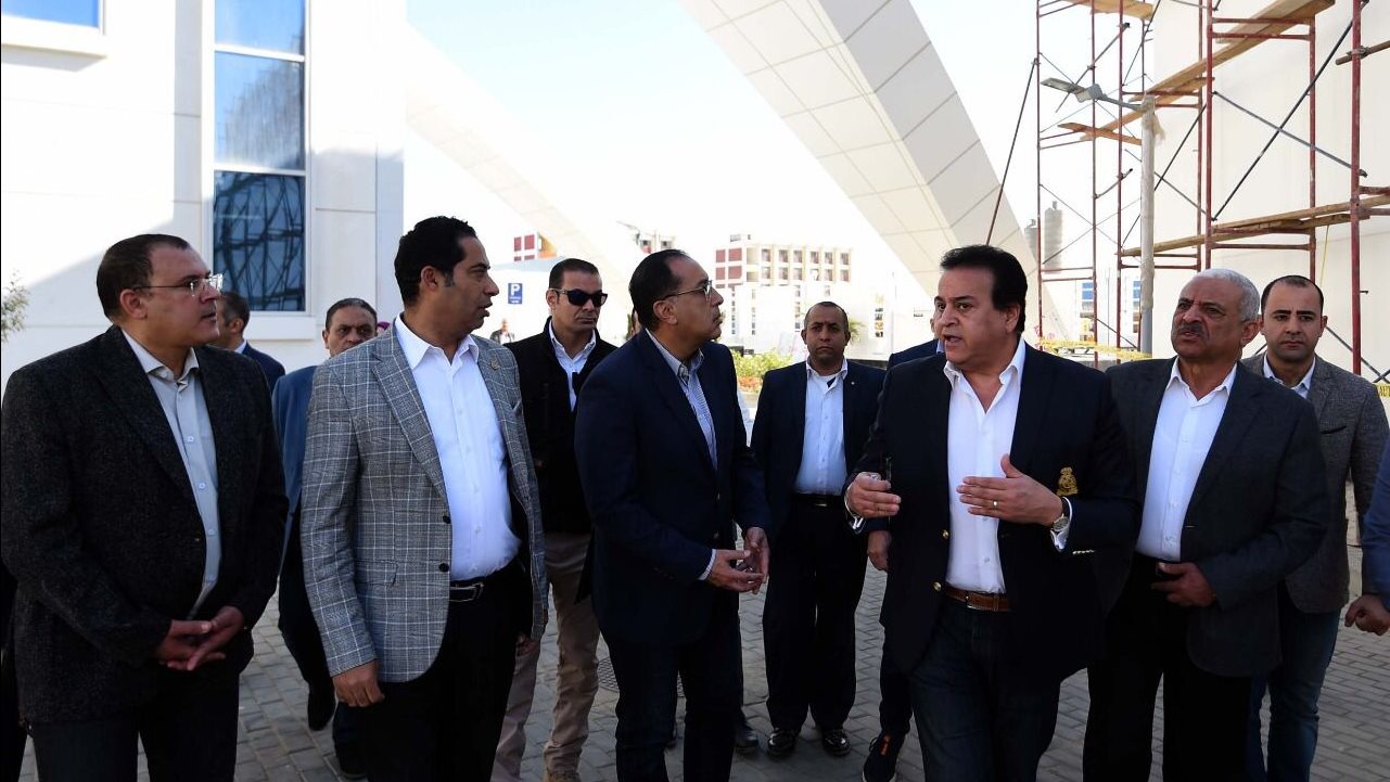 مصطفى مدبولي رئيس الوزراء مع وزير الصحة