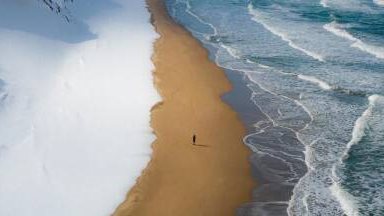 صورة لـ شاطئ باليابان تزلزل مواقع التواصل