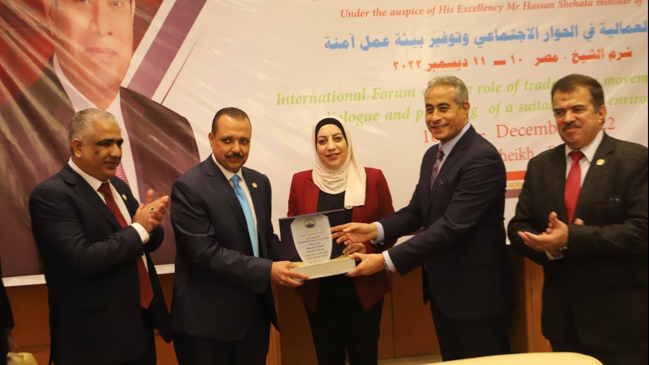 إهداء دروع لـ وزير القوى العاملة من 4 نقابات عربية ودولية