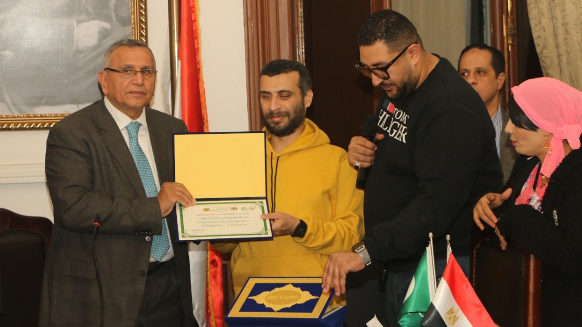 رئيس حزب الوفد يُكرم ذوي الهمم