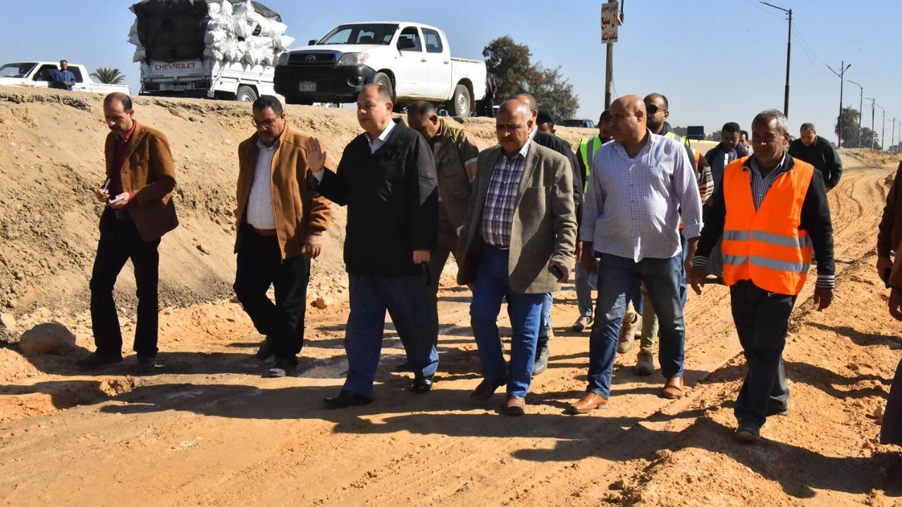 محافظ أسيوط يتفقد أعمال ازدواج طريق أسيوط القاهرة الزراعي 