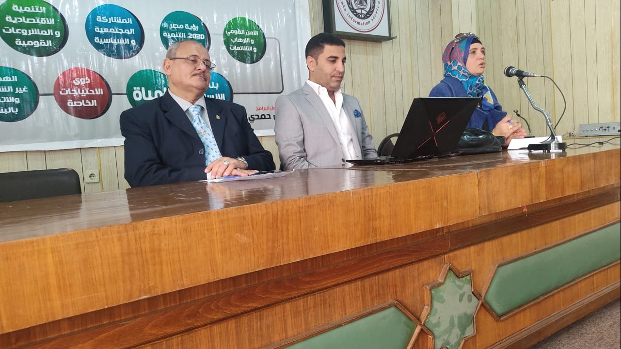 الدكتور مصطفى ثابت  أثناء اللقاء