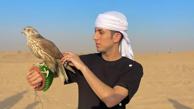 عباس بيسو يقدم ألعاب خفة يد