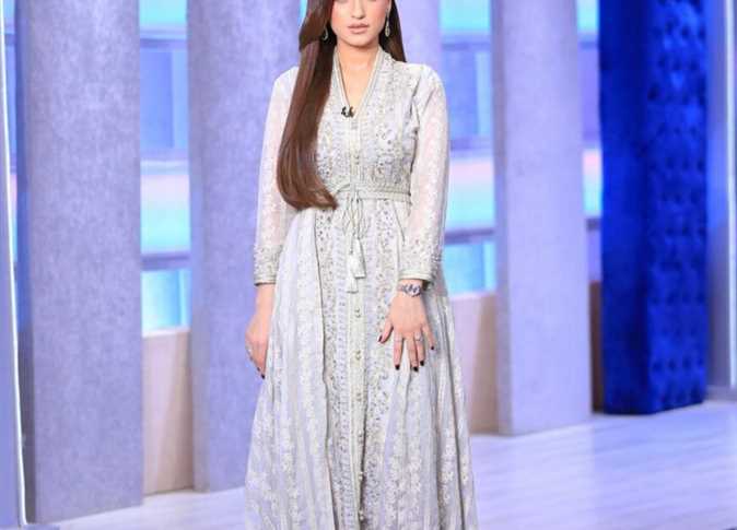 ياسمين عز بالعباءة 