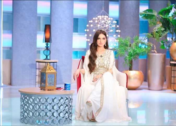 ياسمين عز بعباءة بيضاء