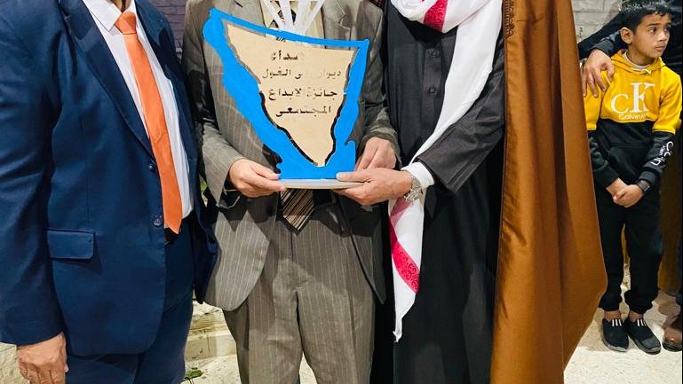 إهداء درع الإبداع المجتمعي لوكيل كلية آداب العريش 