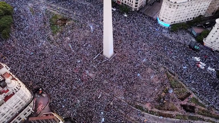 حشود بالآلاف في الأرجنتين احتفالا بالتأهل لنهائي مونديال