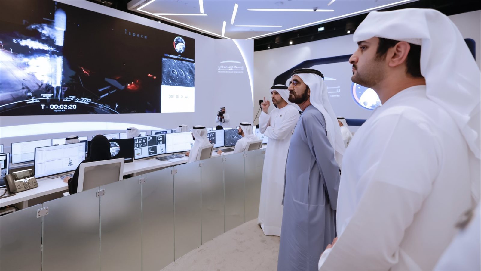 حاكم دبي يتابع المستكشف راشد