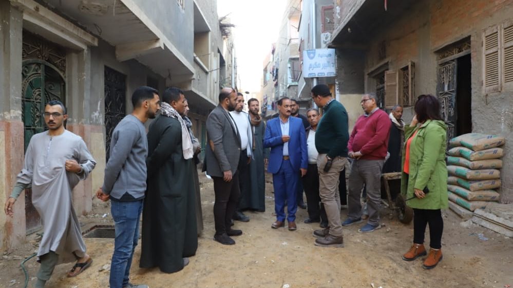 إستمرار أعمال تركيب وصلات الصرف الصحي بأسيوط 