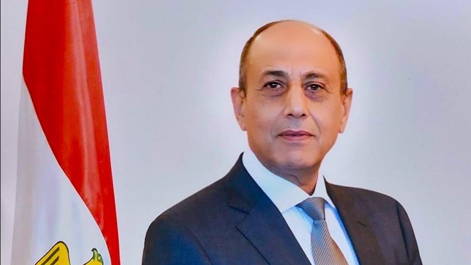 الفريق محمد عباس حلمي وزير الطيران 