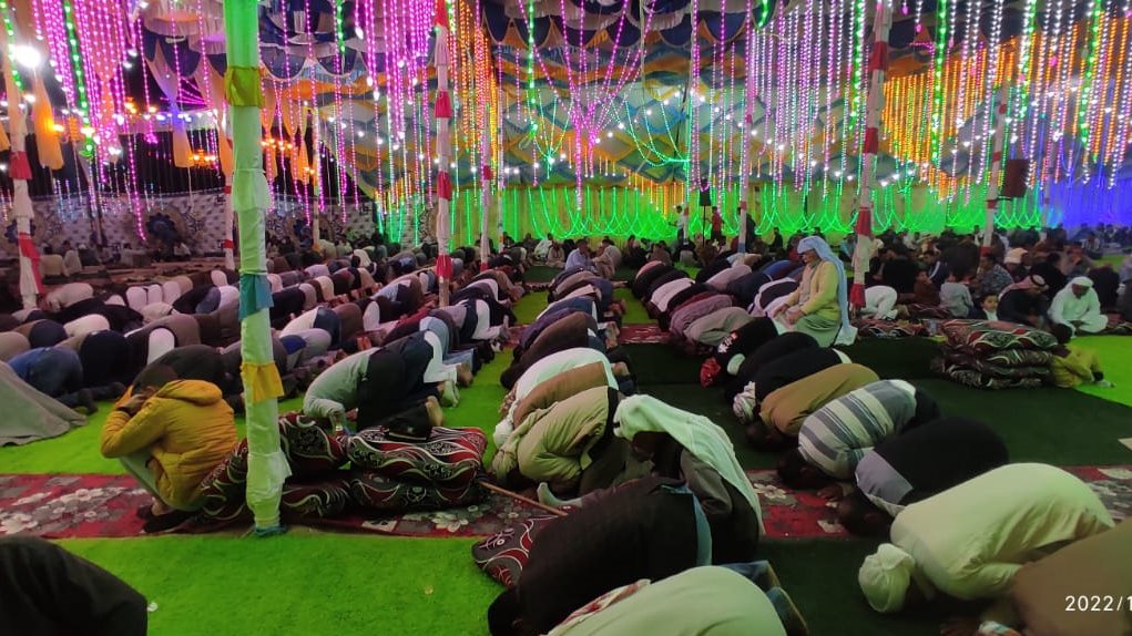 صلاة الجماعة في صوان افراح المزينة 