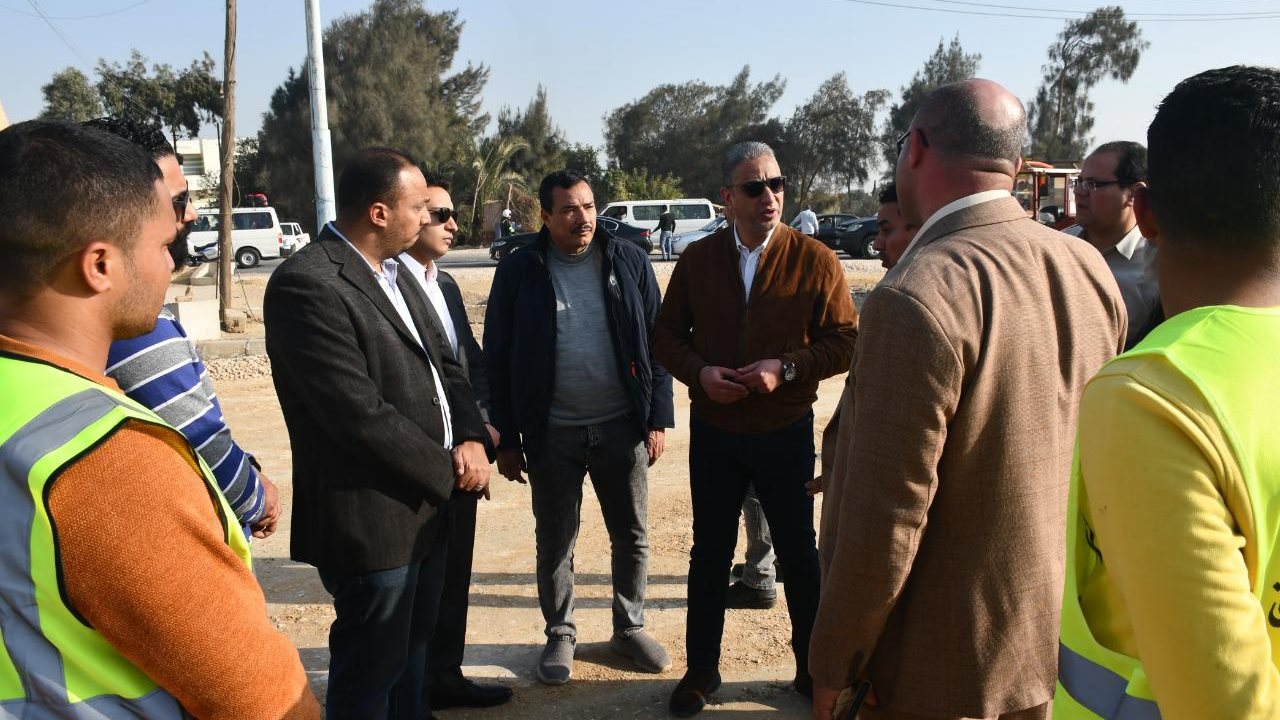 محافظ الفيوم أثناء الجولة