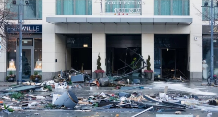 انفجار حوض أسماك زجاجي