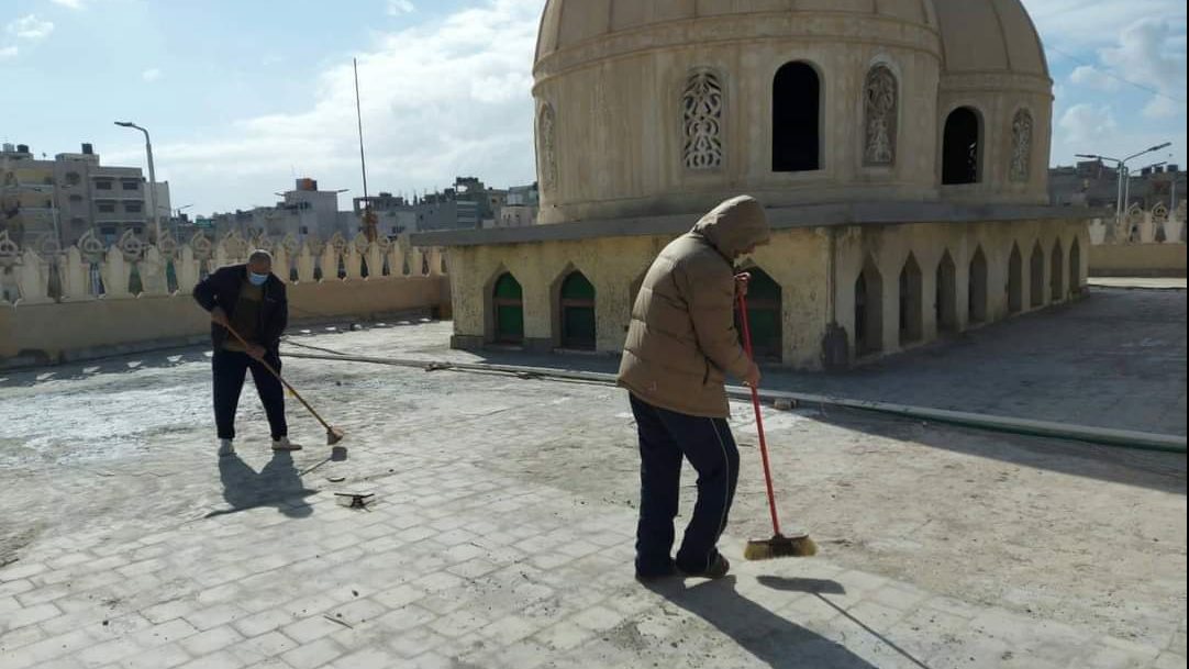 نظافة اسطح المساجد تحسبا لهطول امطار 