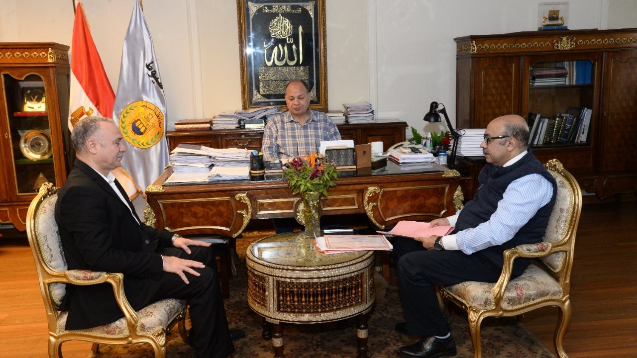 محافظ أسيوط يلتقي وكيل وزارة الصحة بالمحافظة 