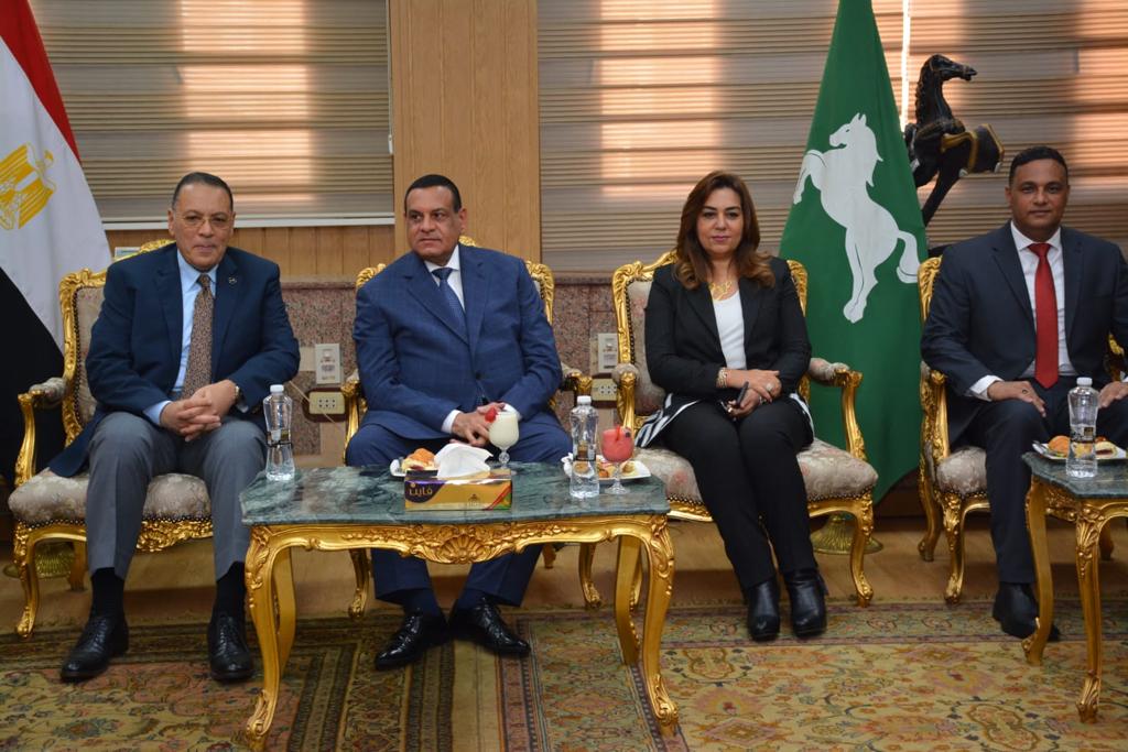 وزير التنمية المحلية والمحافظين