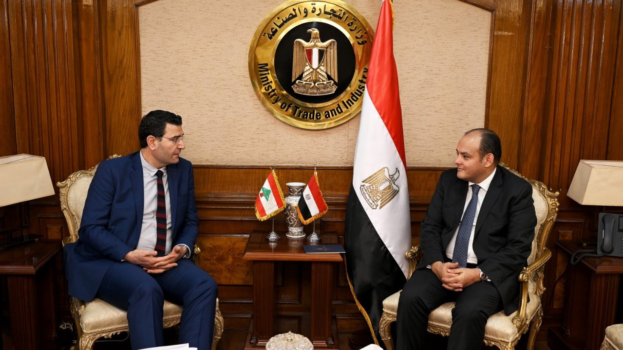 وزير الصناعة خلال الاجتماع