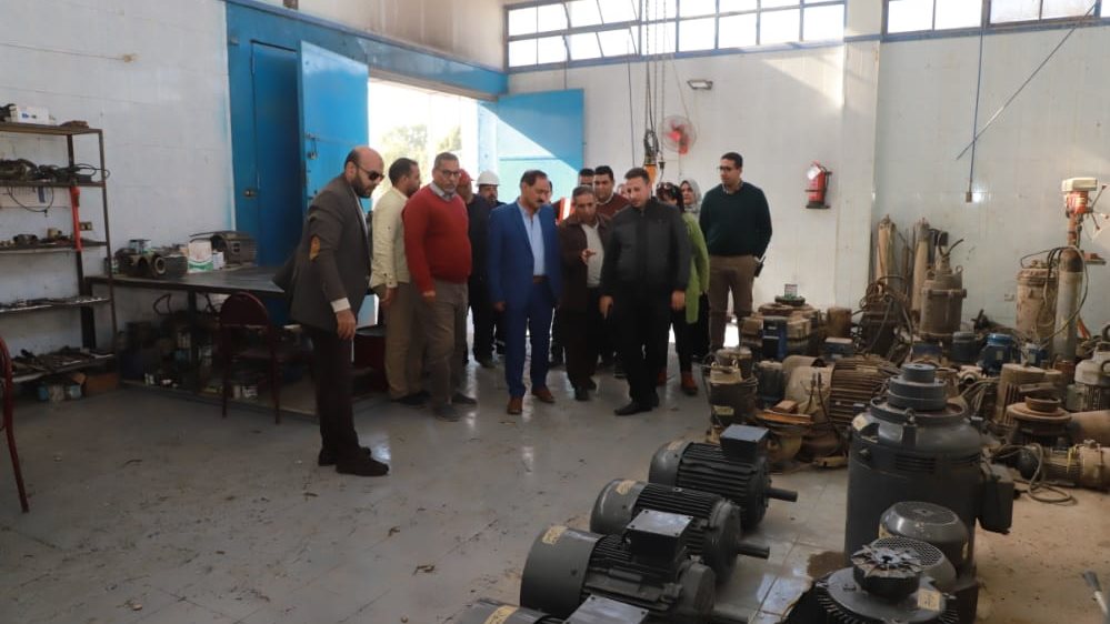 رئيس شركة مياه أسيوط يتفقد ورشة لف وصيانة المحركات و الغواطس