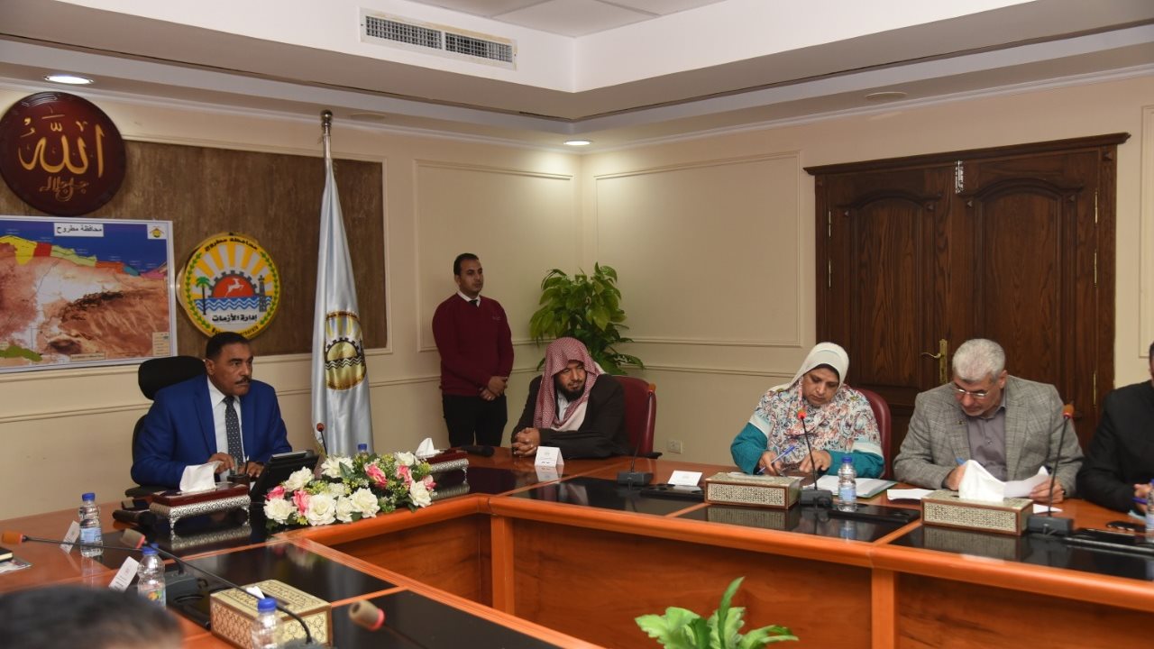 محافظ مطروح خلال الاجتماع 