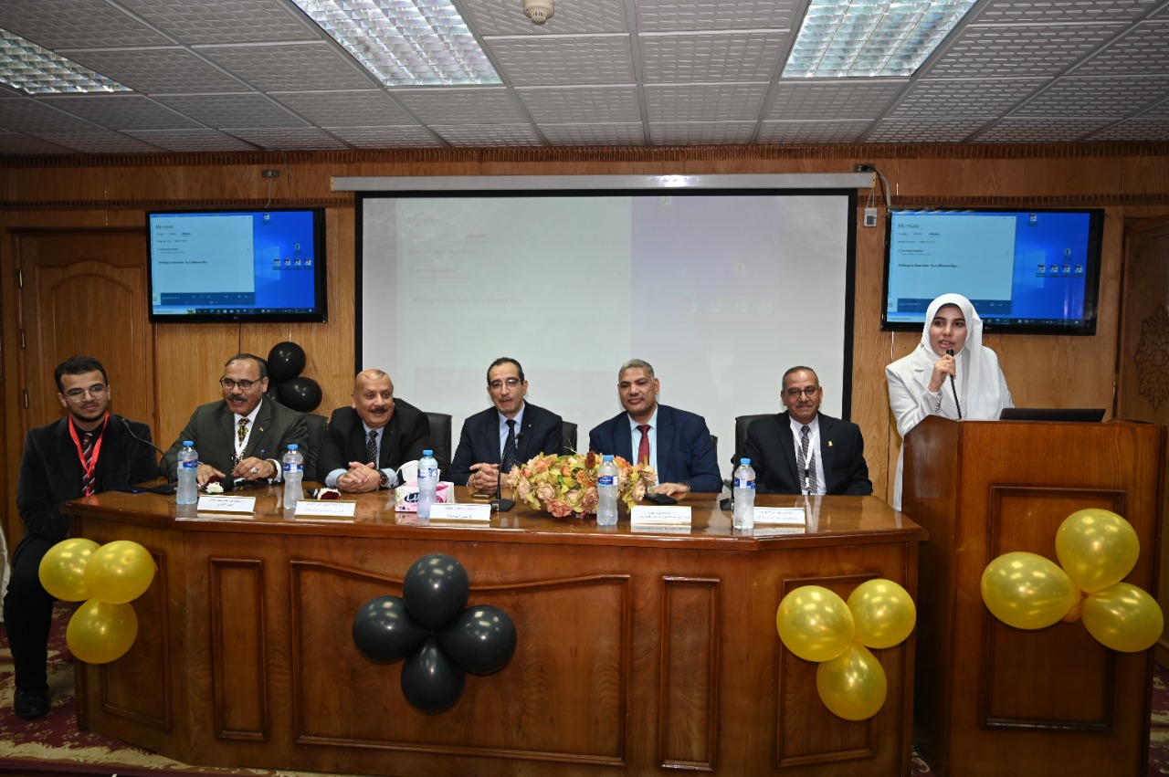 رئيس جامعة الفيوم أثناء اللقاء