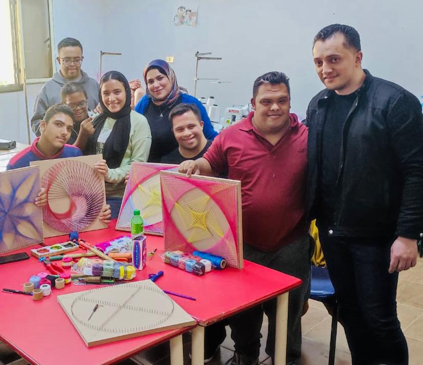 المهندسة سيدة مع أطفال الجمعية