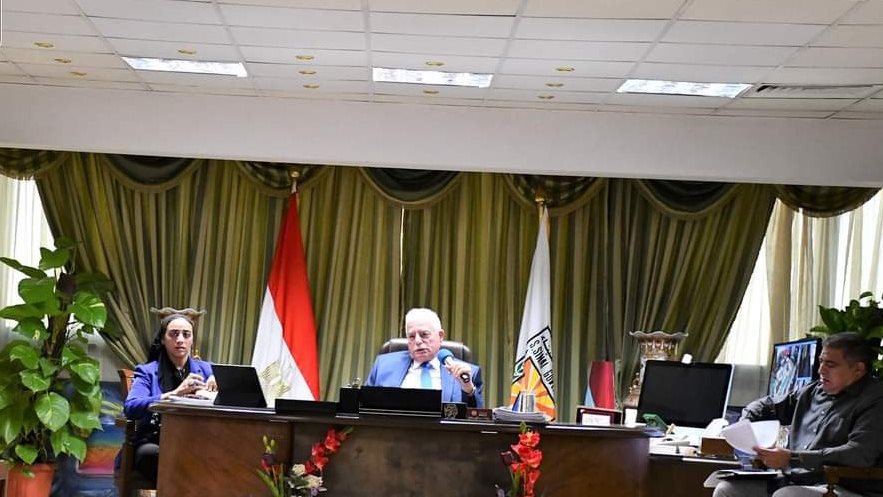 المحافظ خلال الاجتماع 
