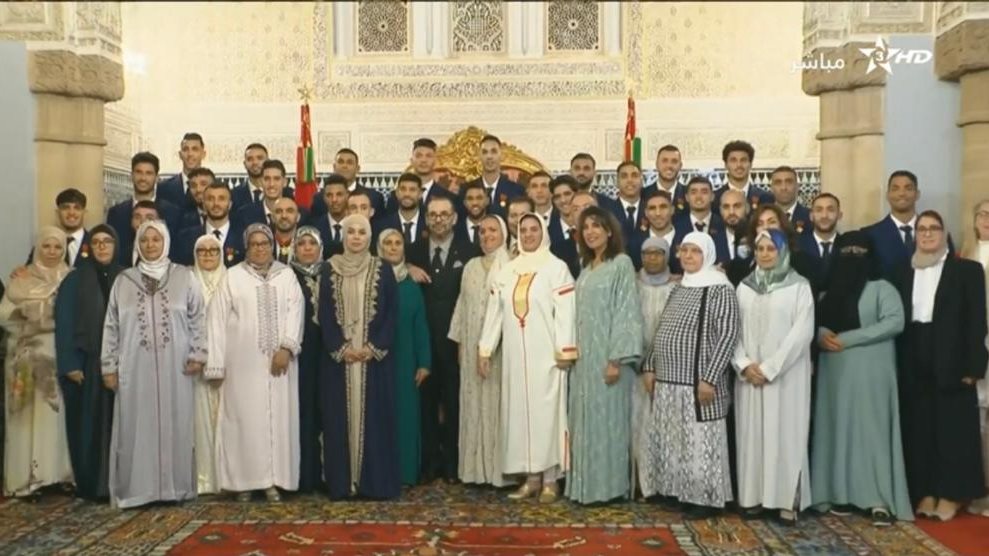 الملك محمد الخامس يكرم المنتخب المغربي