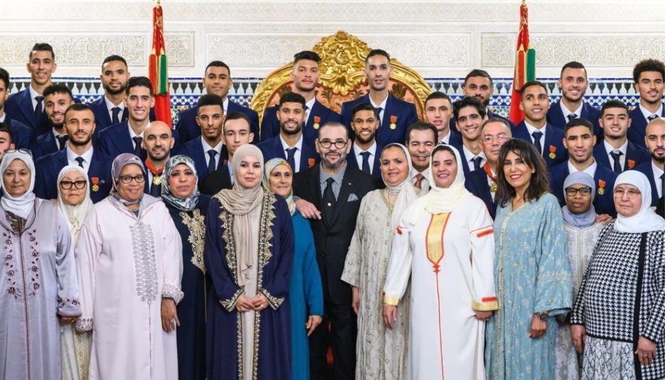 الملك محمد السادس مع منتخب المغرب