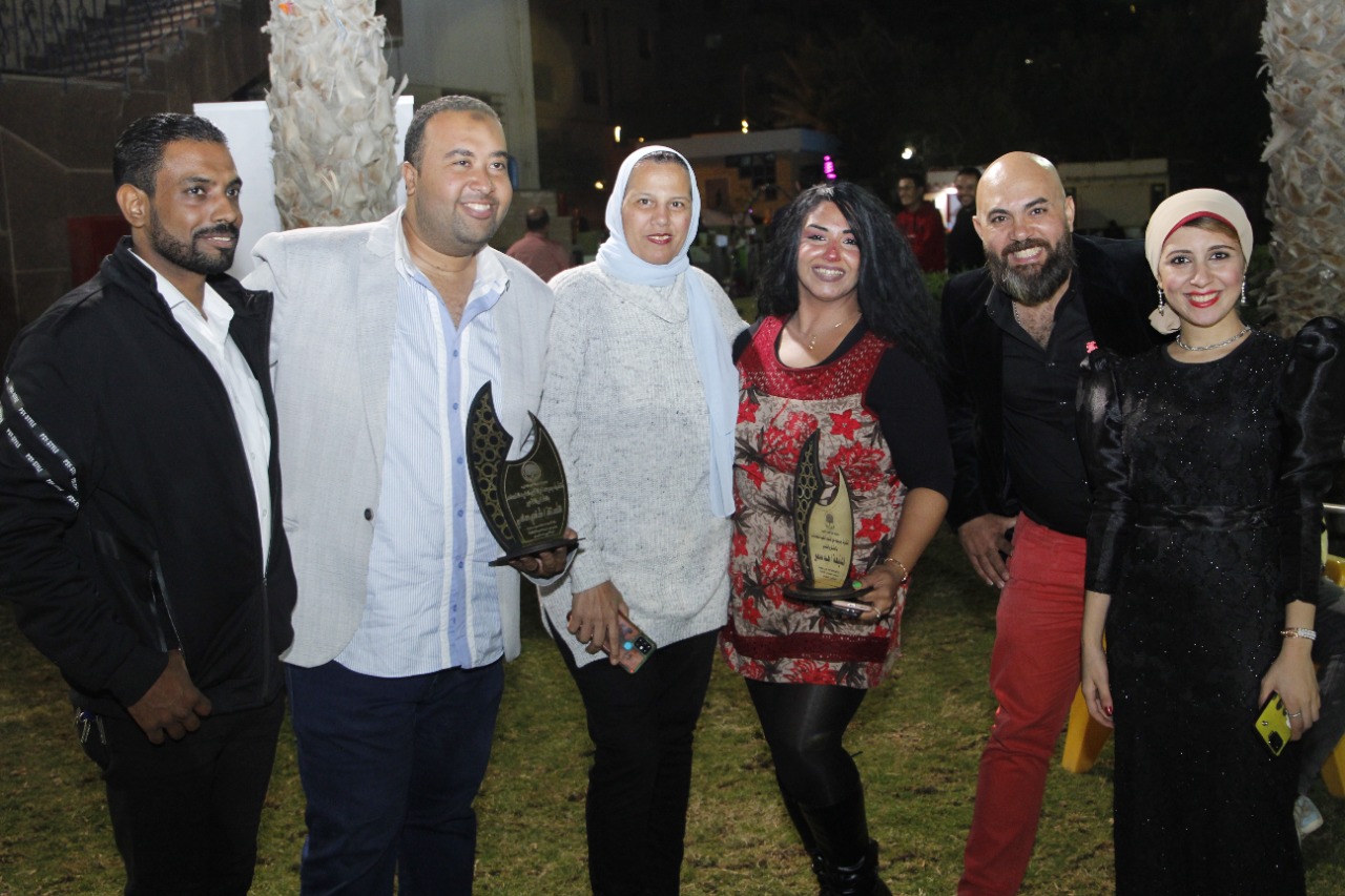 الاعلامية هبة سمير مع متطوعي حفل الزفاف الجماعي الاعلامية هبة سمير مع متطوعي حفل الزفاف الجماعي