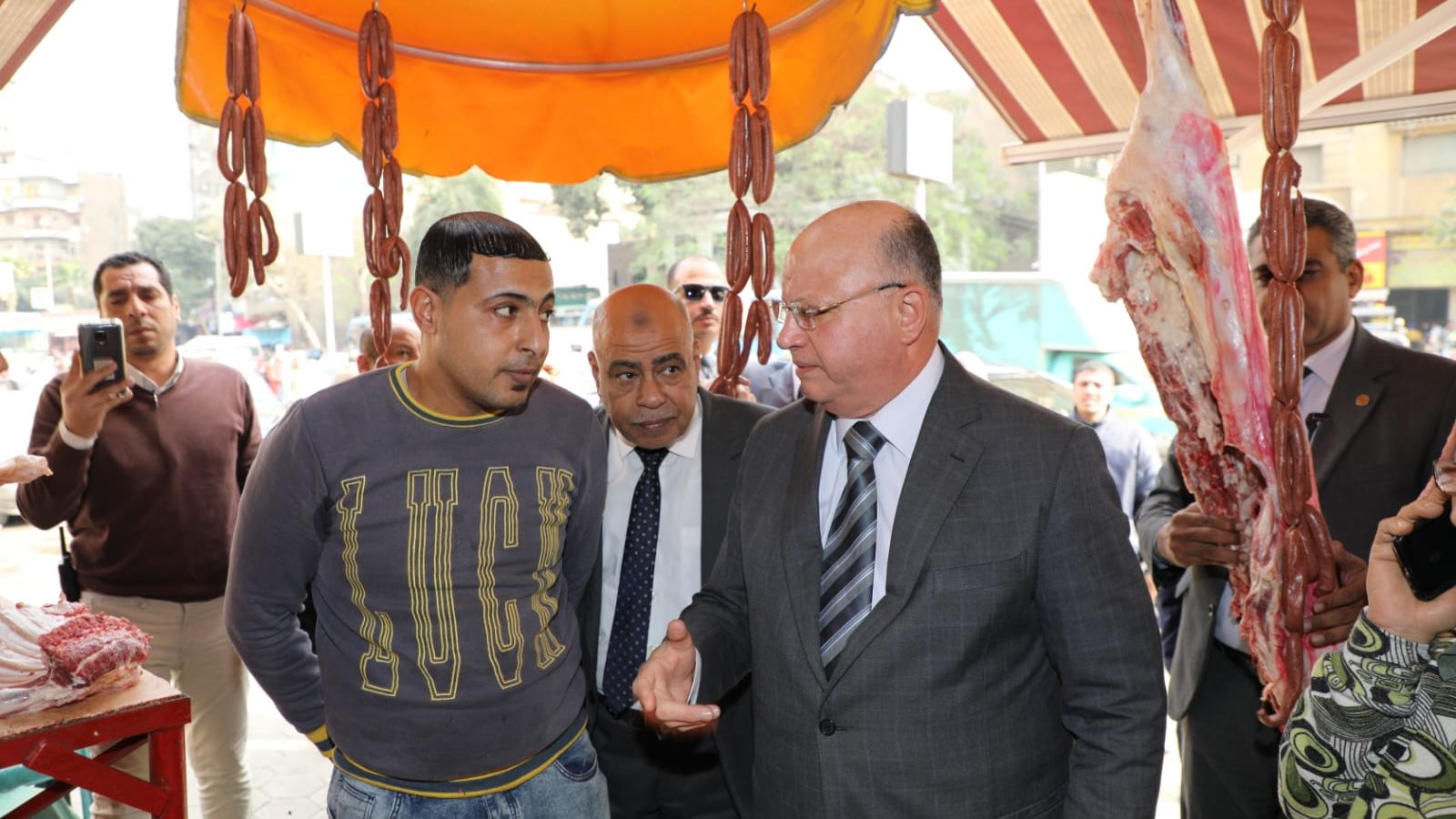 محافظ القاهرة خلال الجولة